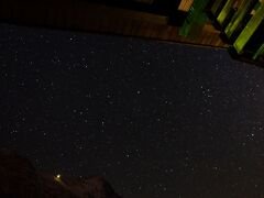 夜にはスイスアルプスの夜空をホテルのバルコニーから写真に撮ってみました。何座あたりとか、天のどこが写っているのかよくわかりませんが、満天の星空の中で、アイガーの山小屋の明りが下の方にさらに明るく写っています。今日も誰か登っているのかな？