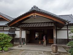 会津藩家老の西郷邸を見学します。
西郷家は、代々会津藩家老の家柄で1,700石取りでした。
往時は、38もの部屋を備えた大邸宅だったそうです。