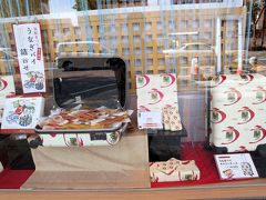 うなぎパイのお店の前

スーツケースにスマホカバー
そしてスーツケースいっぱいのうなぎパイ。
面白いディスプレイ
スーツケースは１万円で売っています。
うなぎパイファンの方、いかがですか？＾＾＠
