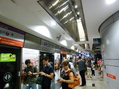 ビボシティ駅改札を出た後は、Vivo city内 LOBBY Lのエスカレーターを最上階の地上3階から地下2階へ下りて、MRT北東線のハーバーフロント駅へ。朝とは違って買い物客も多く、駅構内も人が増えてます。