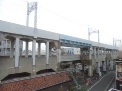 青砥駅を通過すると、路線が二手に分かれます。

向こう側は、押上・羽田空港方面に直通する京成押上線、手前側が日暮里・上野方面の京成本線です。

羽田空港と成田空港が繋がっているので、スカイライナーのような有料特急を走らせてもいいと思いますが、都営浅草線がネックとなっているみたいです。