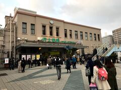 JRの駅入り口にやってきました。

時期柄、上野公園の桜が満開だったためか、道路が大混雑してました。

その為、上野駅の公園口や不忍口は大混雑していましたが、正面口に回ってきたらそれほどでもありませんでした。