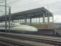 新幹線で約1時間、新富士駅に到着。