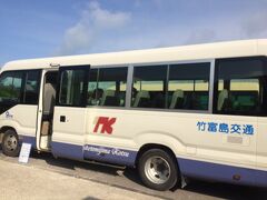 港の前でバス観光の運転手兼ガイドがお出迎え。ガイドは話し上手な方で短い時間ながら楽しかったです。