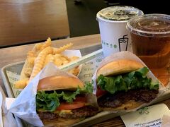 夕飯は近くのShake Shackで。
美味しかったけど、まぁこんなもんよね。
