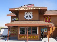 中心部に「Barstow Station」という複合施設（ドライブインのようなもの？）があったのでここで昼食。
