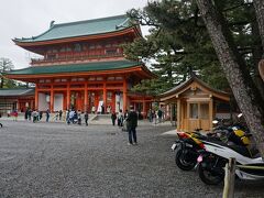 来たかった【 平安神宮 】に到着。何処に止めようか。
黄色のヤマハスクーターを発見。その横に駐輪！