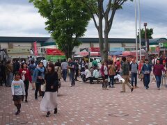 関越道でもノロノロ渋滞が続き、行楽客らでごった返す高坂サービスエリア（埼玉県東松山市）には9時ごろ到着＝写真＝。レストランでの朝食や、食後のお散歩（長男）などで約1時間ほど滞在した。