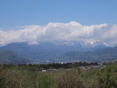その後は順調に進み、11時半ごろ、群馬県みなかみ町の谷川岳PAまでやって来た。谷川連峰の稜線は雲に覆われていた＝写真＝が、それでも雄大な景色に魅了された。