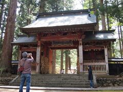 チェックアウト後は、ホテルから20分ほどの場所にある、“越後一の寺、日本一の庵寺”と呼ばれる「雲洞庵」へ。約1300年前に創建され、藤原氏や関東管領上杉氏らの庇護の下、大いに栄えたといい、戦国時代、幼少の上杉景勝と直江兼続が過ごしたことでも有名とのこと。1429（永享元）年に建てられた赤門＝写真＝のハンパない存在感に思わず息を飲んでしまった。

【雲洞庵の土踏んだか】
歩くだけで仏の功徳があるといわれる参道の石畳。赤門から本道へと続く敷石の下には法華経の一文字一文字が記された小石が埋められていると伝えられている、との言い伝えから「雲洞庵の土踏んだか」という言葉が生まれ、一度は訪れるべき越後の名刹として、広く知られることになりました。（雲洞庵ホームページから）