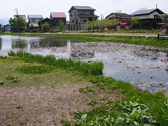 次は雲洞庵から10分ほどの場所にある坂戸城跡へ。写真は「埋田」（うめた）と呼ばれる堀のあと。

【坂戸城跡】
戦国時代、山全体が山城であった坂戸山。上杉謙信ゆかりの城跡であり、上杉景勝、直江兼続の居城でもありました。坂戸山頂には、本丸上屋敷跡、中腹の中屋敷、山麓の城主館、家臣屋敷跡などは今も完全に残っています。山麓には長尾政景の墓所と、上杉景勝と重臣直江兼続の生誕の碑があります。（南魚沼市観光協会ホームページから）