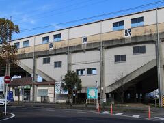 伊勢鉄道鈴鹿駅。
伊勢線は本来国鉄線として、亀山駅の方向転換解消と高速化のために建設された路線。
国鉄の施策と民営化の波に飲み込まれ第三セクター伊勢鉄道として存続したもの。こんな重要路線でありながら無策と数字のみで判断した結果の遺産。

この地域は近鉄がメインなのはわかるが、今も名古屋から特急南紀、快速みえ号などが走る路線。
鈴鹿駅は特急、快速も停車する。