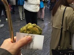 食べ歩きは名物の揚げ饅頭。夫は初めてだったみたい。
そして、お土産は、夫リサーチの満願堂というお店の芋きんつば。
芋きんつばなら、出来立てを食べさせてくれる鹿児島空港がおすすめ。
次回は無難に、浅草らしい芋羊羹にしようかな。