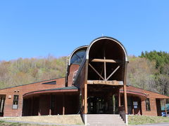 遊山道バス停は、白神山地　白神の森遊山道「くろもり館」の駐車場。