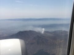 飛行機から阿蘇山が見えてテンションおかしくなってる私。この時の噴煙はポヨンくらいで微笑ましかったくらいだったんですけど、この三日後、大噴火しちゃってましたねえ
