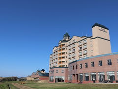 1泊するホテル「鯵ヶ沢温泉　ホテルグランメール　山海荘」。写真左側の芝生の先は、日本海です。
海水、海底からの天然温泉が魅力。のんびりと温泉に浸かり過ごしました。