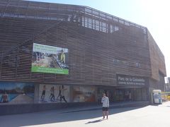 公園の一角にある建物。ジムでしょか。