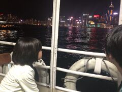 十分夜景を堪能した後、スターフェリーで香港島へ戻りました。
香港らしい風景です。

ただ、スターフェリーの船着き場が地下鉄の駅から遠いのが難点。
スターフェリーを降りてから中環駅まで、かな～り歩きます。

はー、歩いた。
この日の歩数は16500歩。
ホテルに帰って、みんなあっという間に寝てしまいました。
