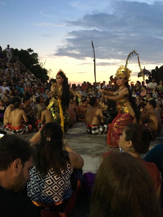 一応ストーリーがある様です、日本語のパンフレットに書いてありました。