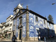 カーサデムジカから地下鉄でボリャン駅。
外に出ると外壁を全部青いアズレージョで飾ったアルマス教会。
ポルトガルに来たなあと実感する。