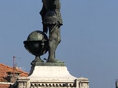 坂を下った公園の中央にあるのは、地球儀を背にしたエンリケ航海王子の銅像。
大航海時代の先頭を切ってポルトガルが海に進出する歴史は、エンリケ航海王子に始まる。
ここは、エンリケの生まれた町なのだ。