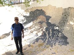 ポルトガルを代表するファドの名手であり、「暗いはしけ」の歌で知られるアマリア・ロドリゲスのタイル画のある公園。