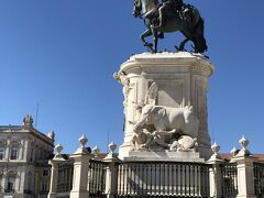 少し歩いてコメルシオ広場。
ここにはぼくの青春が眠っている。
もう半世紀近く前の夏、当時大学生だったぼくはマドリードから夜行列車でリスボンを訪れた。たまたま列車で一緒になった日本人学生のバックパッカーが7-8人いただろうか。その連中が夜集まって、そのうちの一人のギターに合わせ時ならぬ歌謡大会がこの銅像の下で始まった。
インターネットなどない時代、新しい歌を仕入れる手段などない。みんなそれぞれに自分が日本を離れた時の歌を歌った。シベリア鉄道経由のやつは、寒さの緩んだ5月ごろの歌を。中には去年の歌を歌うやつもいる。
ぼくの持ち歌は7月に流行っていた岸洋子の「希望」だった。
その時の仲間には名前と住所を書いてもらったが、その後誰とも連絡は取っていない。みんな70歳前後のはずだ、それぞれどんな人生を過ごしたのだろう。