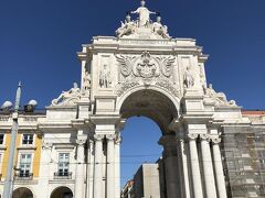 日本の歌で盛り上がったのがコメルシオ広場だったとはその時は意識していなかった。
98年、リスボン万博に合わせて再びこの町を訪れる。
たまたまこの広場を通りかかったとき、突然、その時の思い出がよみがえってきた。
そうだ、この広場だったんだ。ざわざわざわと肌が泡立つ思いだった。