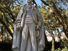 ドン・カルロス一世。
19世紀末から20世紀にかけて国王の座にあったが、放漫財政や共和派の弾圧、自らの不倫などにより、君主制を危機に追いやり、最後はリスボンのコメルシオ広場の近くで共和派により暗殺された。
彼の跡を継いだ次男がポルトガル最後の国王となった。