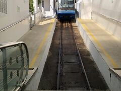 さて、素朴な漁師料理でおなかもいっぱいになったところで、ケーブルカーで上の町へ。