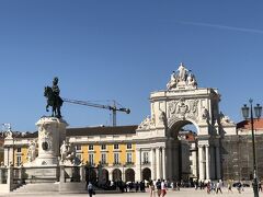 少し歩いてコメルシオ広場。
真ん中にあるのはジョゼ1世の騎馬像。
ボンパル侯爵を最初に起用したのがこの国王である。
