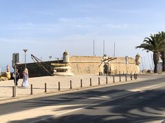 港を守る要塞。
エンリケ航海王子の時代、この町が航海の拠点だった。
かつて、アフリカ西岸のボジャドール岬の先で海は崖に落ち込んでいると信じられていたが、航海王子の命によりそれを否定した航海はこの港から出航した。