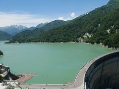 黒四ダム。
素晴らしいお天気に恵まれて、ダム湖も山々もとても美しいです。