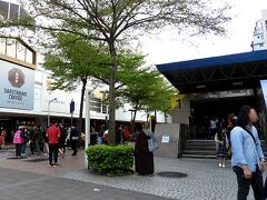 繁華街の中山站入り口(one of)です。左側の建物は新光三越の支店で、それ以外の日本のテナントもいくつか入っています。

