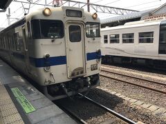 向かいのホームは人気ある玉手箱

こちらは各駅停車の鹿児島中央駅12:05発