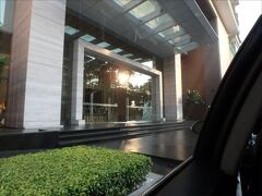 6:57 AM

AVANI+ RIVERSIDE BANGKOK HOTEL の正面エントランスに着きました～ (^o^)
（「AVANI+」と、「＋」を付けて表記するのが正式名称のようです）

空港を出たのが6時10分頃だったので、おおよそ50分ほどでの到着でしたね。渋滞に巻き込まれることもほとんどなく、時間のロスがなくて良かったです。