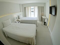 【CDesign Hotel Rio de janeiro】

部屋も真っ白.......女性向きですね.....

でも、何故か、椅子がありませんでした.....あとでコンプレインして入れてもらいましたが.....