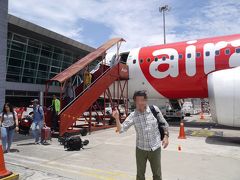 KLIA2から約２ｈ３０の飛行時間で無事コタキナバル国際空港に到着しました。
タラップを降り立って、暑いところに来た実感が湧いてきます。