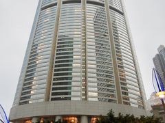 雨がザーザー降る中、香港駅からはコンプリメンタリーのシャトルバスでパシフィックプレイスまで。

目の前にドーンとたたずむコンラッド。
本日はここで1泊。