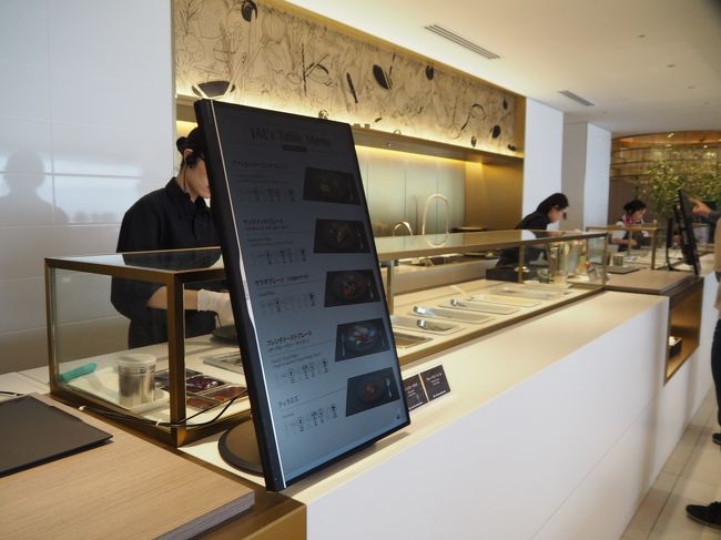 今までなかったのが、ラーメンコーナー。<br />そしてオーダーするとスタッフの方が盛り付けてくれるコーナー。<br /><br />逆にセルフでとれるのはカレーとかほんの一部だけになってる。