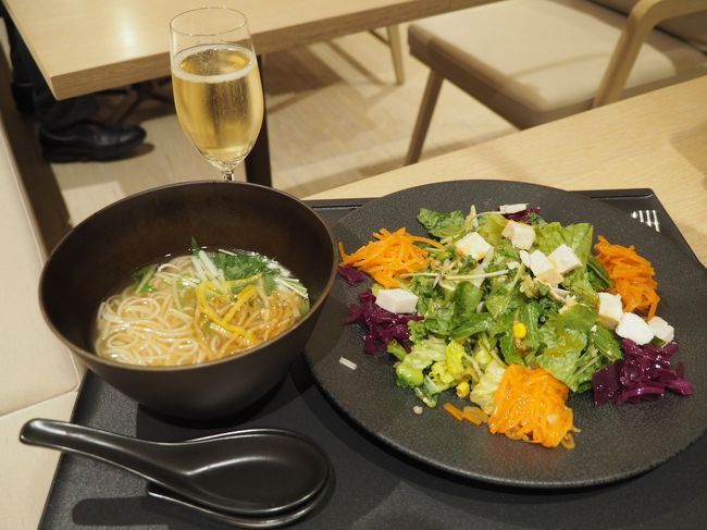 お願いしたのは、サラダと阿夫利のゆず塩ラーメン。<br /><br />ちょいと昨晩飲んだ酒が残り気味な体に阿夫利のラーメンが染み渡る。