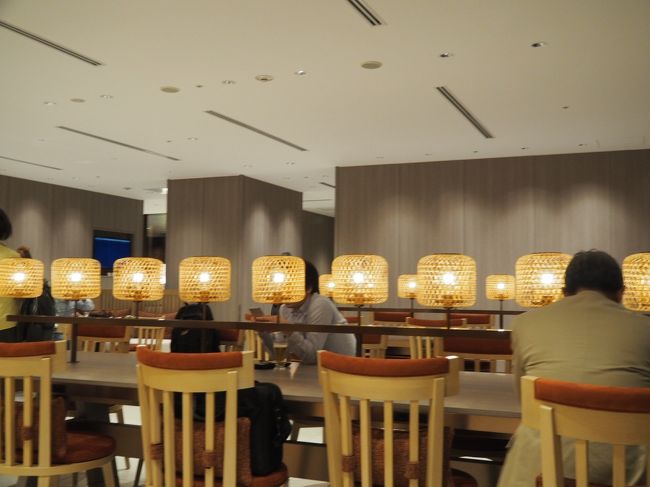 今回は成田周辺に前乗りなしで入ったので朝ごはんまだ食べてない。<br />朝ごはんはJALさんの新しくなったファーストクラスラウンジで。<br /><br />全然前と違う感じ～～。<br />