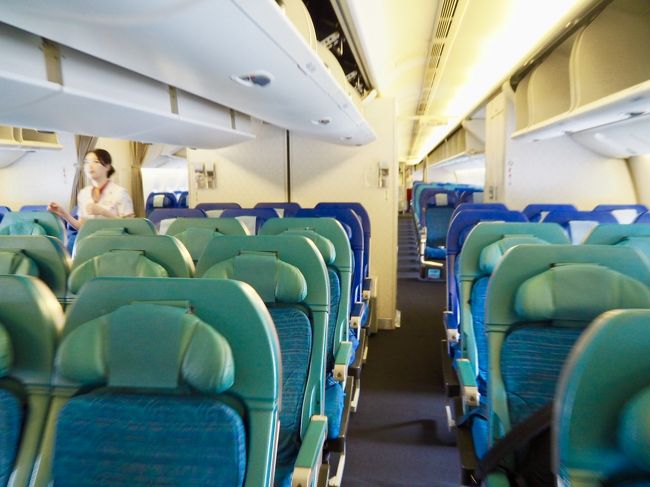 ほーんの少し甘い期待のインボラピンポンも当然鳴らず予約通りのエコノミストの席へ。<br /><br />今日はきっと満席だろうなぁ。