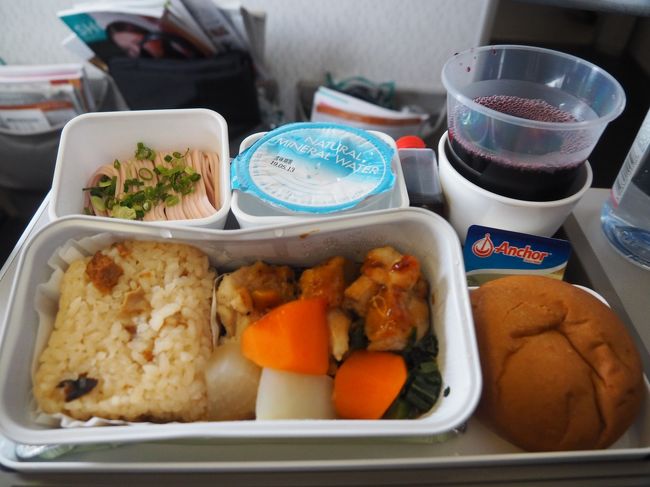 香港で食べるから機内食はお味見程度にしとこ。<br /><br />と思うも、意外に炭水化物祭り気味の機内食がおいしくて完食。<br />いかん、香港での夕食入るかな。