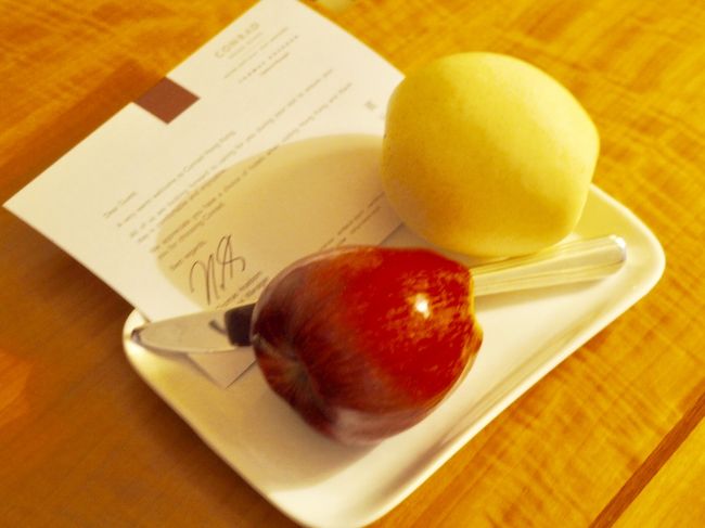 お部屋にはWelcomeフルーツ。<br /><br />今回も食べないだろうなぁ。剥くのが面倒で。