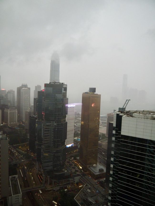 外は絶賛雨中。<br /><br />せっかくのハーバービュールームからの眺めも超どんより。