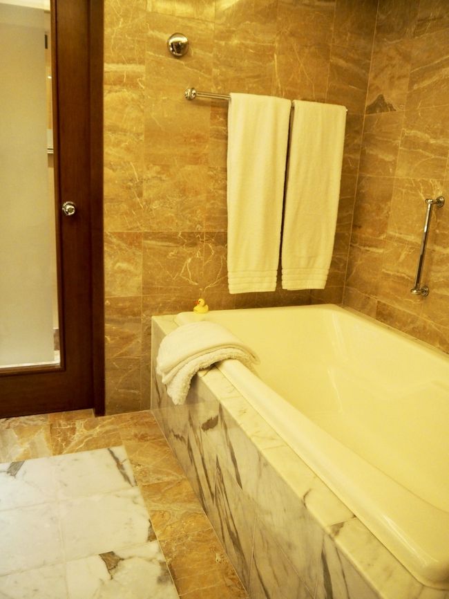 ゴージャシーなバスルーム。<br />明日はゆっくりできるので、たまにはゆったりお風呂に浸かってから空港に行くことにしよう。<br />