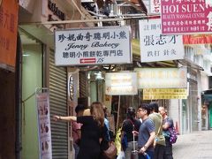 向かった先は、クマさんのカンカンで有名なジェニーベーカリーの上環店。

朝なので行列無しでスムーズに購入完了。
