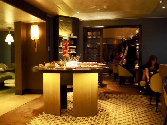 時刻はもう17時半。<br />せっかくエグゼにアップグレードいただいているので、もちろん参加しておきましょう。魅惑のカクテルタイム。<br /><br />コンラッド香港の魅惑タイムは17時～19時。<br />はよ行くよー。<br />