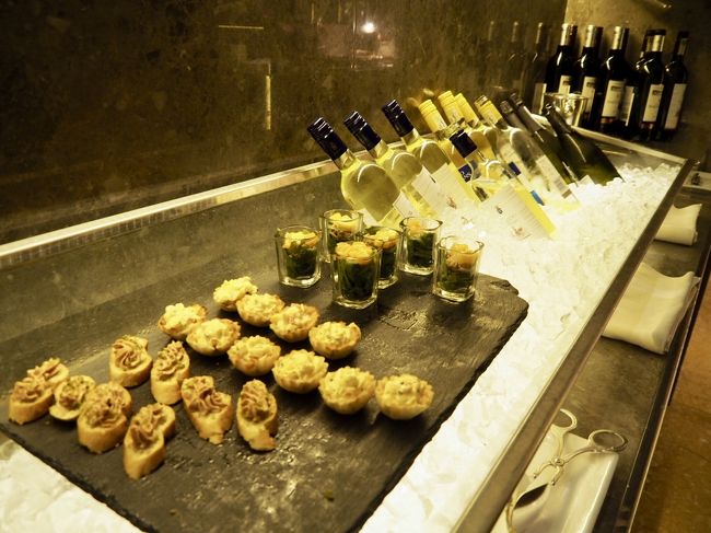 エグゼフロアはかなーり混んでおり、少々待って席に案内される。<br /><br />泡をいただきながら、アテをチェック。